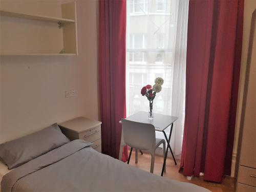 Ένα ή περισσότερα κρεβάτια σε δωμάτιο στο Belvedere House (Gloucester Road)