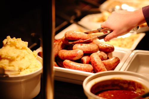 Makanan di atau berdekatan hotel