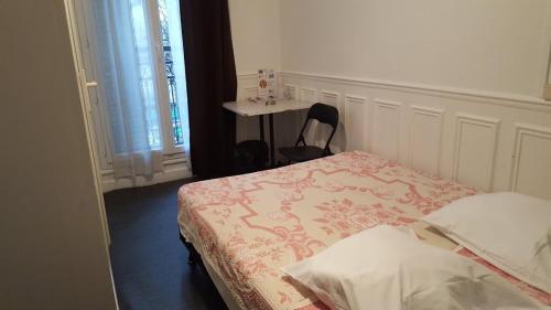 Ένα ή περισσότερα κρεβάτια σε δωμάτιο στο Hotel Feria (FR)