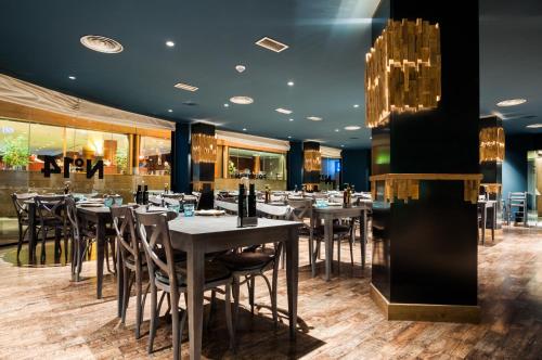 Un restaurante u otro lugar para comer en Exe Prisma