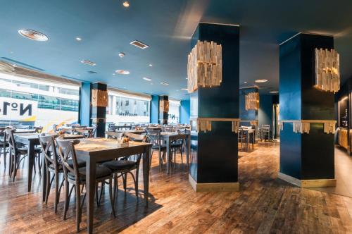 Un restaurante u otro lugar para comer en Exe Prisma