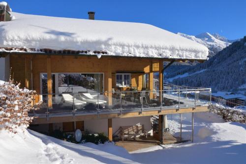 アパートメントから撮影された、または一般的な山の景色