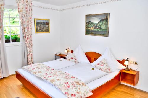 a bed in a room with white walls at Altes Zollhaus in Beilstein