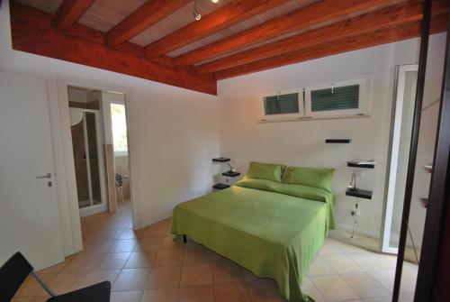 カンポ・ネッレルバにあるVilletta Ciclaminoのベッドルーム1室(緑色のベッド1台付)