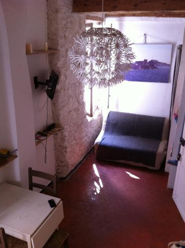 - un salon avec un canapé et un lustre dans l'établissement ADORAMAAR- LES STUDIOS, à Marseille