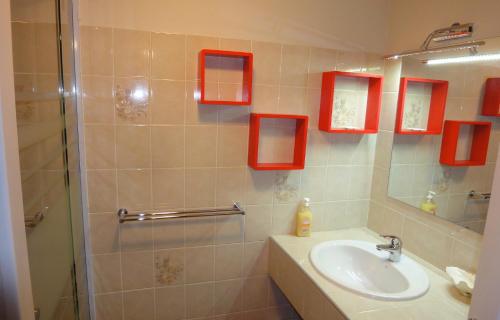 une salle de bain avec un lavabo et une douche dans l'établissement Les Lavandins-Gite Magali, à Saint-Rémy-de-Provence