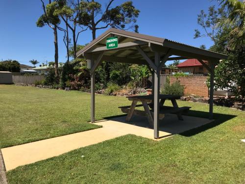 a picnic shelter with a picnic table in a yard at Haven Waters Motel & Apartments in North Haven