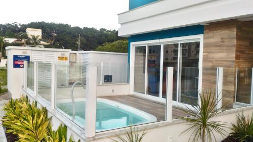 Der Swimmingpool an oder in der Nähe von Estudio em Palmas do Arvoredo - Gov. Celso Ramos