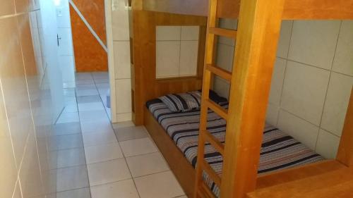 Hostel Fariafaz في غاسبار: غرفة مع سرير بطابقين في غرفة