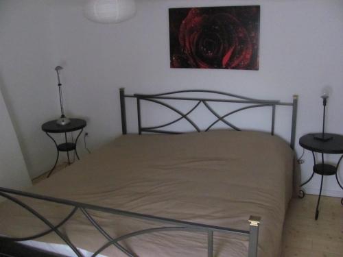 een slaapkamer met een bed met twee tafels bij Anglerhaus Paul Rysum nähe Greetsiel - Nordsee in Rysum