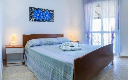 ガリポリにあるAttico Panoramicoのベッドルーム1室(青い毛布、窓付)