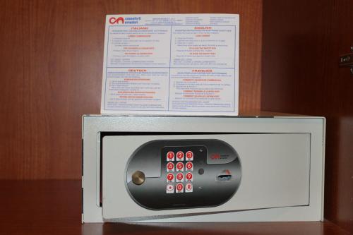 un horno de microondas con un cartel en la parte superior en Hotel Vitti, en Borghesiana 
