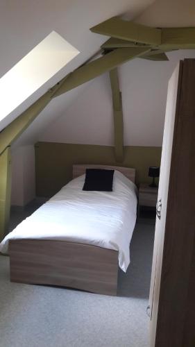 a bed in a room with an attic at Le Brillet-Pontin in Port-Brillet