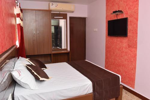 Giường trong phòng chung tại Arunaachalaa Inn