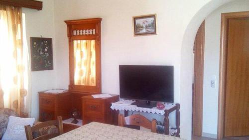 Телевизор и/или развлекательный центр в Tourloti Village House