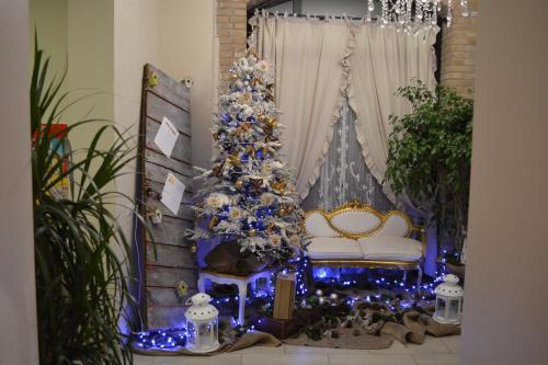 a christmas tree in a living room with blue lights at Ai 3 Archi in Ferentillo
