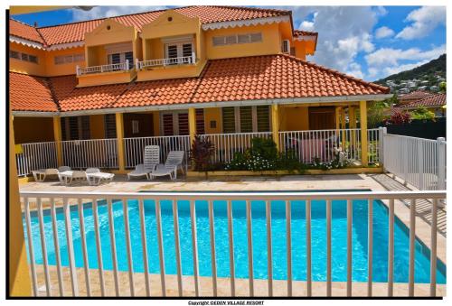 Studioloc'Martinique tesisinde veya buraya yakın yüzme havuzu