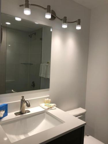 Ein Badezimmer in der Unterkunft Spinnaker Inn of Naples