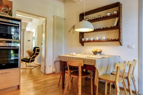 a dining room with a table and chairs at Casale Bellaguardia in Fossombrone