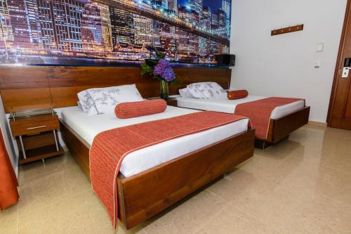 two beds in a hotel room with at Hotel Sauces del Estadio in Medellín