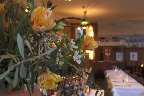 a vase filled with flowers on top of a table at hotel brasserie au violon in Basel