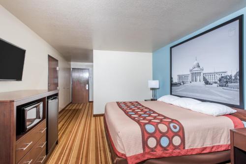 Postel nebo postele na pokoji v ubytování Super 8 by Wyndham Claremore OK