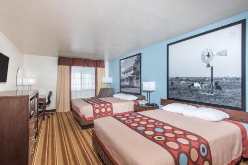 Postel nebo postele na pokoji v ubytování Super 8 by Wyndham Claremore OK