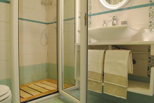 ein Bad mit einer Dusche und einem Waschbecken in der Unterkunft Anna Home in Chiaia in Neapel