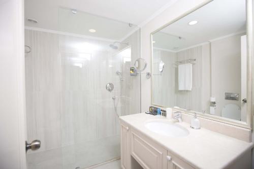 Un baño con ducha, lavabo y espejo. en Boutique 19 Hotel, en Baku