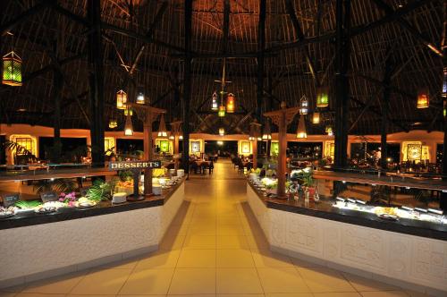 En restaurant eller et andet spisested på Southern Palms Beach Resort