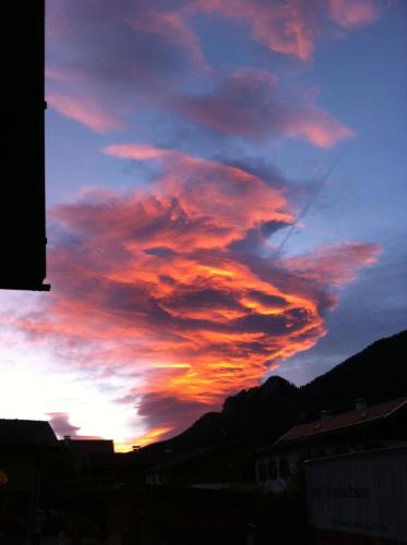 a sunset with a large cloud formation in the sky at Zum Kirchenbauer in Oberammergau