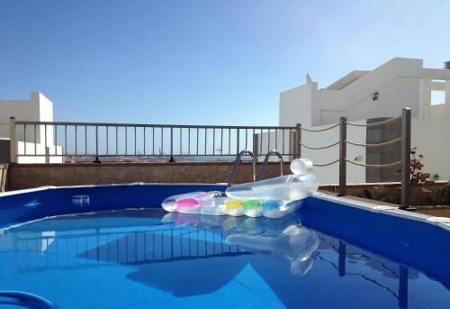 Casa Marinero with Private Pool في بويرتو ديل روزاريو: مسبح مع لعبة قابلة للنفخ في مسبح