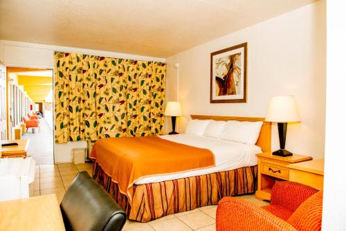 レイクランドにあるLakeview Motelのベッドとソファ付きのホテルルーム