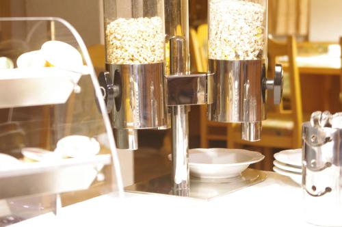 um grupo de recipientes de prata cheios de arroz em Brauereigasthof ADLER em Herbertingen