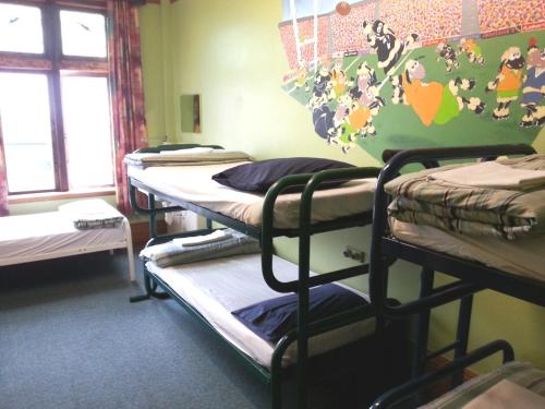 Una cama o camas en una habitación de Noah's Ark Backpackers
