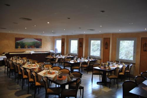 a dining room filled with tables and chairs at Hotel Heidenschanze in Dresden
