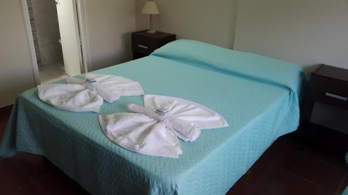 a bed with two towels on top of it at Continente Boutique in San Clemente del Tuyú