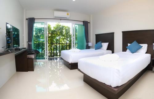 - 2 lits dans une chambre d'hôtel avec balcon dans l'établissement Sirin Boutique, à Nakhon Ratchasima