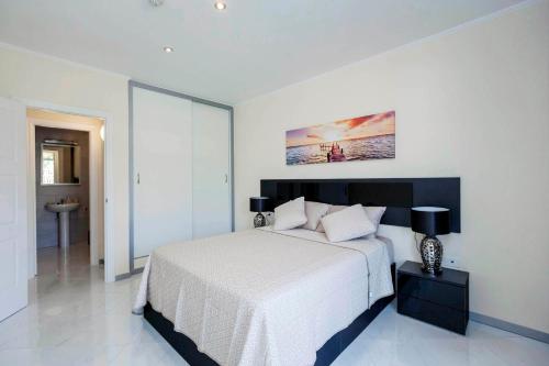 Luxury Appartements Playa Paraisoにあるベッド