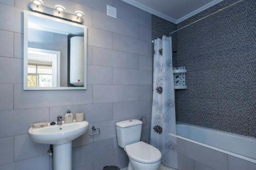 プラヤ・パライソにあるLuxury Appartements Playa Paraisoのバスルーム(洗面台、トイレ、鏡付)