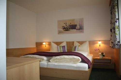 Un pat sau paturi într-o cameră la Zimmervermietung Babsy