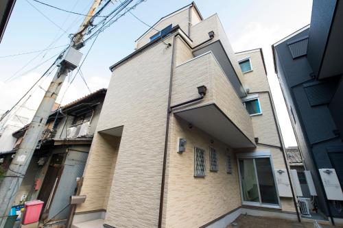 um edifício com uma cruz na lateral em Tinker Bell em Osaka