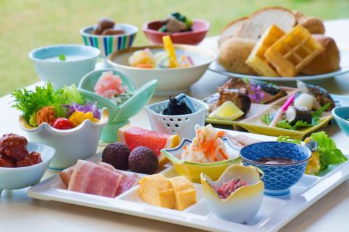 Un buffet de diferentes tipos de comida en una mesa. en Kashikojima Hojoen, en Shima