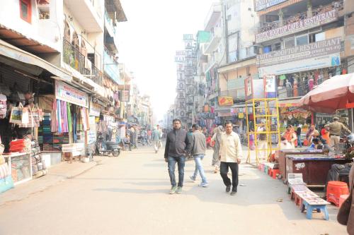 ニューデリーにあるHotel Delhi Fantastic near New Delhi Train Stationの通りを歩く人々