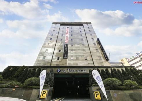 Un edificio alto con un cartel delante. en Uijeongbu Latree Hotel, en Uijeongbu