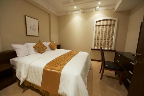 เตียงในห้องที่ Al Rawasi Hotel Suites