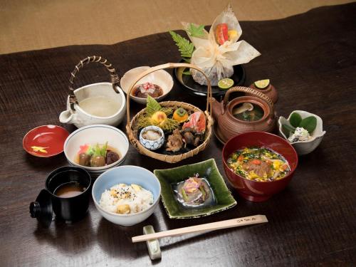 旅館の敷地内または近くでの食事または食べ物