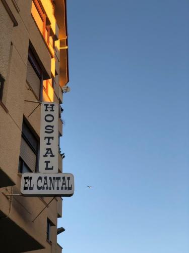a sign for the el central on the side of a building at Alojamiento El Cantal in Santoña