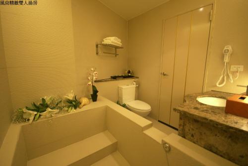 Un baño de 谷關明高溫泉 Mingao Hot Spring Resort