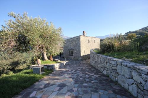 a stone path in front of a stone building at Casa Margaret in Collesano